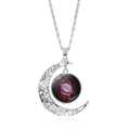 Vue détaillée du pendentif lune évidé argenté avec pierre de verre nébuleuse cosmique - Style Galaxie du Firmament (JY008005-8)