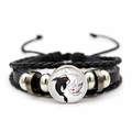 Detailaufnahme des Lederarmbands mit Schwarz-Weiß-Koi-Yin-Yang-Glas-Cabochon-Anhänger - Koi Tai Chi Stil (JY007986-8)