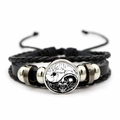 Detailaufnahme von mehrlagigem Lederarmband mit Drachen-Yin-Yang-Glas-Cabochon-Einsatz - Drache Tiger Yin Yang Stil (JY007986-7)