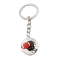 Gros plan détaillé d'un porte-clés argenté avec pendentif de football américain et casque - Style Rugby et Casque (JY007982-7)