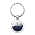 Vue macro du pendentif cabochon en verre Yin Yang loup sur un porte-clés en métal argenté - Style Loups Jumeaux Noir et Blanc (JY007985-6)