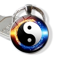 Detailopname van Tai Chi Yin Yang sleutelhanger met vuur en water glazen cabochon - Water En Vuur Tai Chi (JY007994-5)