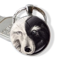 Détail d'un porte-clés yin yang dragon lune en métal avec finition dôme de verre poli - Double Loup Yin Yang (JY007994-4)