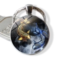 Détail macro du porte-clés argenté orné d'un motif artistique de carpes koi yin yang - Carpe Koi Bleu Et Or (JY007994-3)