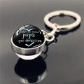 Macro view of silver keychain with French text Je suis un futur papa for dads - Futur Papa French Black Background (XSWX2255-16)