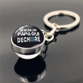 Detail of silver metal keychain with glass dome and JE SUIS UN PAPA QUI DECHIIRE text - Je suis un papa qui dechire French Black Background (XSWX2255-13)