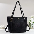 Sac fourre-tout minimaliste en cuir noir mat avec logo circulaire et anneau en D doré - Noir