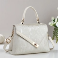 Sac à main blanc élégant avec texture métallique, boucle dorée et rabat diagonal chic - Blanc Cassé