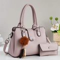 Sac à main élégant en cuir grainé rose poudré avec pochette assortie et breloques - Rose