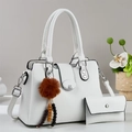 Détail de l'ensemble sac à main en cuir litchi blanc avec logo M et charme perlé - Blanc Cassé