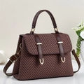 Sac à main vintage rouge-brun à motif chevrons avec lanières en cuir et boucles dorées - Bordeaux