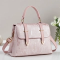 Elegante hellrosa schimmernde Tragetasche mit goldener Hardware und Schultergurt - Rosa