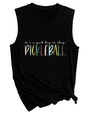 Detail van zwarte pickleball-tanktop met kleurrijke letters en een stijlvolle knoop - S / Zwart