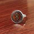 Detailaufnahme eines nordischen Wikingerrings mit Odin-Symbolen und Runengravur - Gold Runen Holzmaserung Stil (JY008060-12)