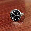 Makroaufnahme des silbernen Wikinger Vegvisir Kompass Rings auf dunklem Holz - Schwarze Basis Weißer Kompass Stil (JY008060-11)