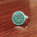 Makroaufnahme des Wikinger Vegvisir Kompass-Rings mit Silberband und Blauharz-Inlay - Cyanblauer Kompass Stil (JY008060-9)