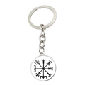 Détail d'un porte-clés boussole viking Vegvísir en métal sur fond blanc immaculé - Style Métal Boussole Noir Blanc (JY008064-10)