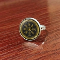 Makroaufnahme des Wikinger-Kompass-Rings mit silbernem Band und Glaskuppel-Aufsatz - Gold Kompass Schwarze Basis Stil (JY008060-7)
