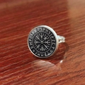 Nordischer Wikinger Vegvisir Kompass-Ring mit Runengravur auf warmem Holzgrund - Wikinger Kompass Runen Stil (JY008060-1)