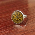 Verstellbarer nordischer Wikingerring mit Vegvisir-Kompass-Symbol auf dunklem Holz - Brauner Wikinger Kompass Stil (JY008060-2)