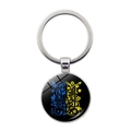 Vue détaillée du pendentif blason d'Ukraine avec motif floral bleu et jaune sur fond noir - Style Tryzub Vigne Florale (JY008067-9)