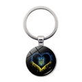Détail du porte-clés cœur drapeau Ukraine avec symbole trident doré sur fond noir - Style Cœur Éclaboussé Tryzub (JY008067-8)