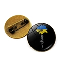 Vue macro d'une broche tournesol ronde aux couleurs de l'Ukraine et dos en bronze - Style Mot Artistique Tournesol (JY008070-12)