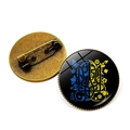 Détail d'une broche ronde en bronze avec trident ukrainien et motifs floraux bleu et jaune - Style Floral Emblème Trident (JY008070-9)