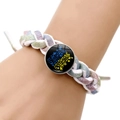 Gros plan d'un bracelet tissé avec pendentif en verre aux motifs floraux bleus et jaunes - Style de Motif Floral Ethnique (JY008085-9)