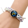 Bracelet tressé bleu et rose avec pendentif coeur papillon aux couleurs bleu et jaune - Style de Mains Tenant un Cœur de Papillon (JY008085-6)