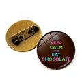 Detailweergave van de voor- en achterkant van een bronzen speld met chocoladetekst - Chocola Eten Stijl (JY008100-9)