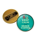 Detail van koffiethema speldje met Keep Calm slogan en veiligheidsspeldsluiting - Koffiezetten Stijl (JY008100-8)
