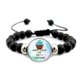 Detail eines schwarzen Perlenarmbands mit Cupcake-Anhänger und Keep-Calm-Slogan - Cupcake Essen Thema (JY008109-10)