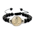 Detail eines verstellbaren schwarzen Perlenarmbands mit Keep Calm and Write On Glasanhänger - Schreiben Thema (JY008109-6)