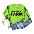 Dettaglio della felpa girocollo verde neon con stampa grafica Life Is Better On The Farm - S / Felpa verde neon (motivo nero)