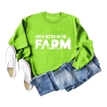 Dettaglio flat lay di una felpa verde brillante con la scritta Life is Better on the Farm - S / Felpa verde neon (motivo bianco)