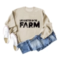 Dettaglio della scritta Life Is Better On The Farm su felpa beige con motivi agricoli - S / Felpa color sabbia (motivo testo nero)