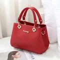 Elegante rote Damenhandtasche aus Leder mit goldenen Beschlägen und stabilem Griff - 27x19x14cm / Rot
