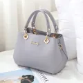 Elegante graue Lederhandtasche mit goldenen Beschlägen und abnehmbarem Schultergurt - 27x19x14cm / Grau