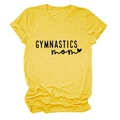 Détail d'un t-shirt jaune en coton avec imprimé Gymnastics Mom et revers aux manches - Jaune (Police Noire)