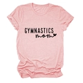 Détail du texte rose GYMNASTICS MOM et du motif cœur sur tissu chiné doux - Rose (Imprimé Noir)