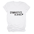 Détail du t-shirt blanc en coton avec manches retroussées et texte GYMNASTICS mom - Blanc (Police Noire)