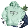 Detail van een mintgroene hoodie met de tekst 'just a small town girl' en kangoeroezak - Lichtgroen