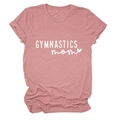 Détail du t-shirt rose poudré Gymnastis Mom avec motif cœur imprimé sur le tissu - Or Rose (Police Blanche)