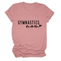 Détail de l'imprimé texte Gymnastics Mom et cœur sur le tissu en coton du t-shirt rose - Or Rose (Police Noire)