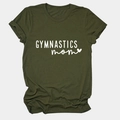 Détail de l'inscription Gymnastics Mom blanche avec cœur sur le t-shirt vert foncé - Vert Armée (Police Blanche)