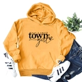 Detail van gembergele hoodie met zwarte opdruk en kangoeroezak voor dameskleding - Geel