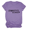 Détail de l'imprimé GYMNASTICS mom sur t-shirt en coton violet chiné avec col rond - Violet (Texte Noir)