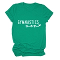 Gros plan du lettrage blanc GYMNASTICS mom avec cœur sur un t-shirt en coton vert foncé - Vert Foncé (Police Blanche)