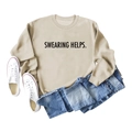 Flat lay di felpa color sabbia con stampa SWEARING HELPS, jeans e scarpe bianche - S / Sabbia (Carattere Nero)